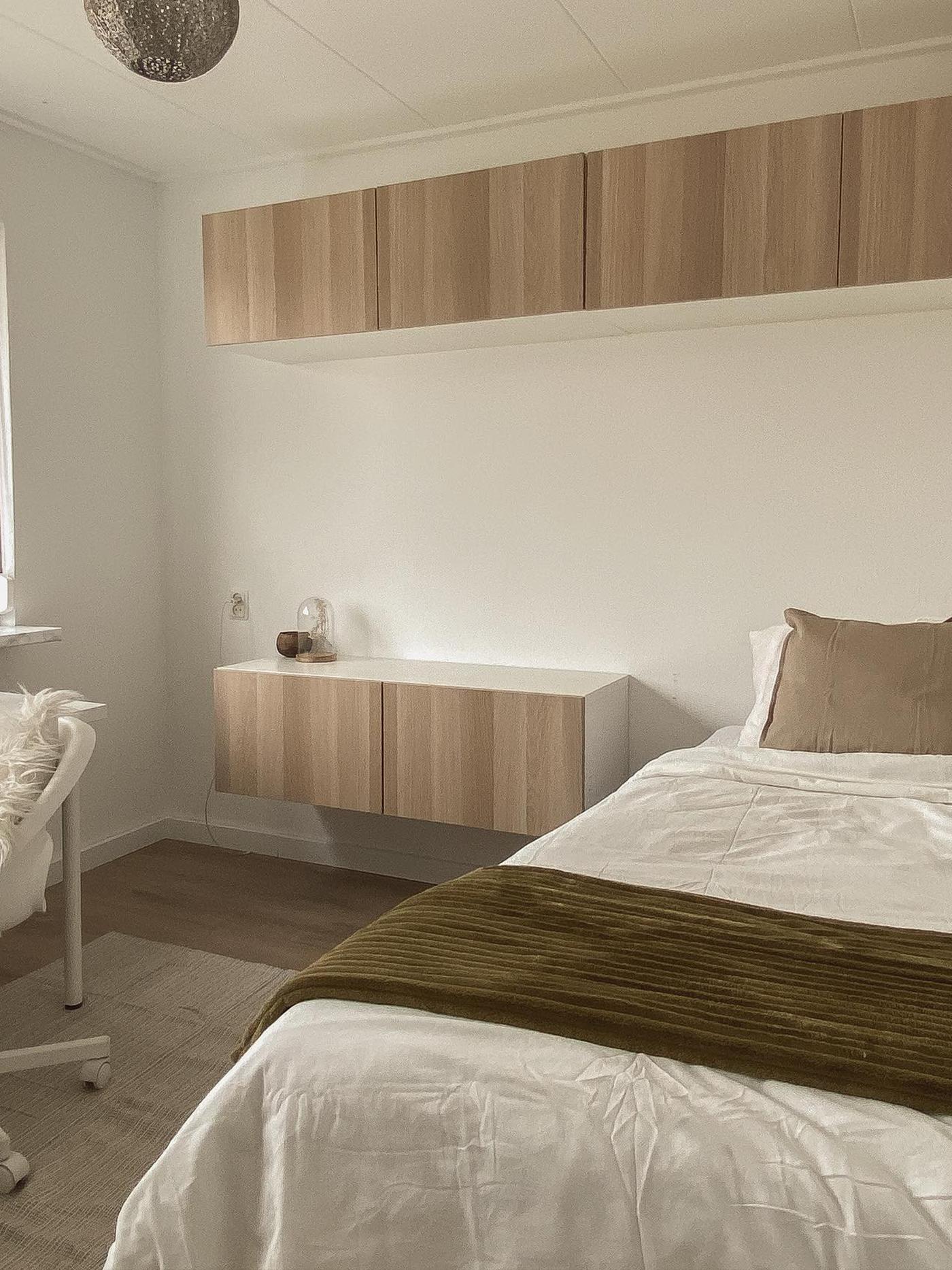 Wit opbergsystemeen dat aan de muur hangt.