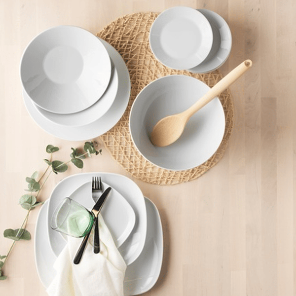 Wit servies uit de IKEA 365+ serie