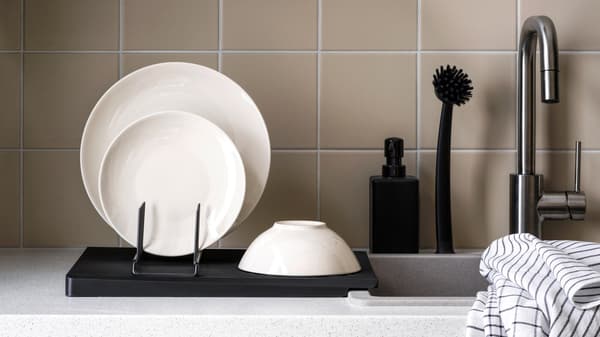 Witte borden en zwarte afwasaccessoires - RINNIG serie