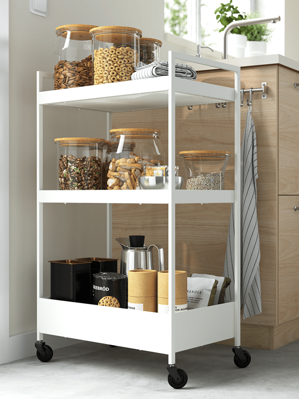 Witte keukentrolley met keukenaccessoires
