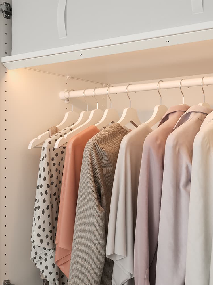 Witte kledingkast met verlichting en witte kledinghangers