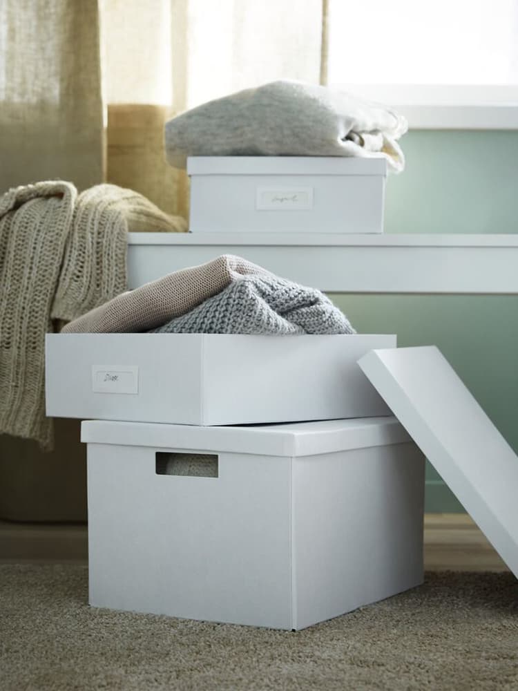 Witte opbergdozen met kleding