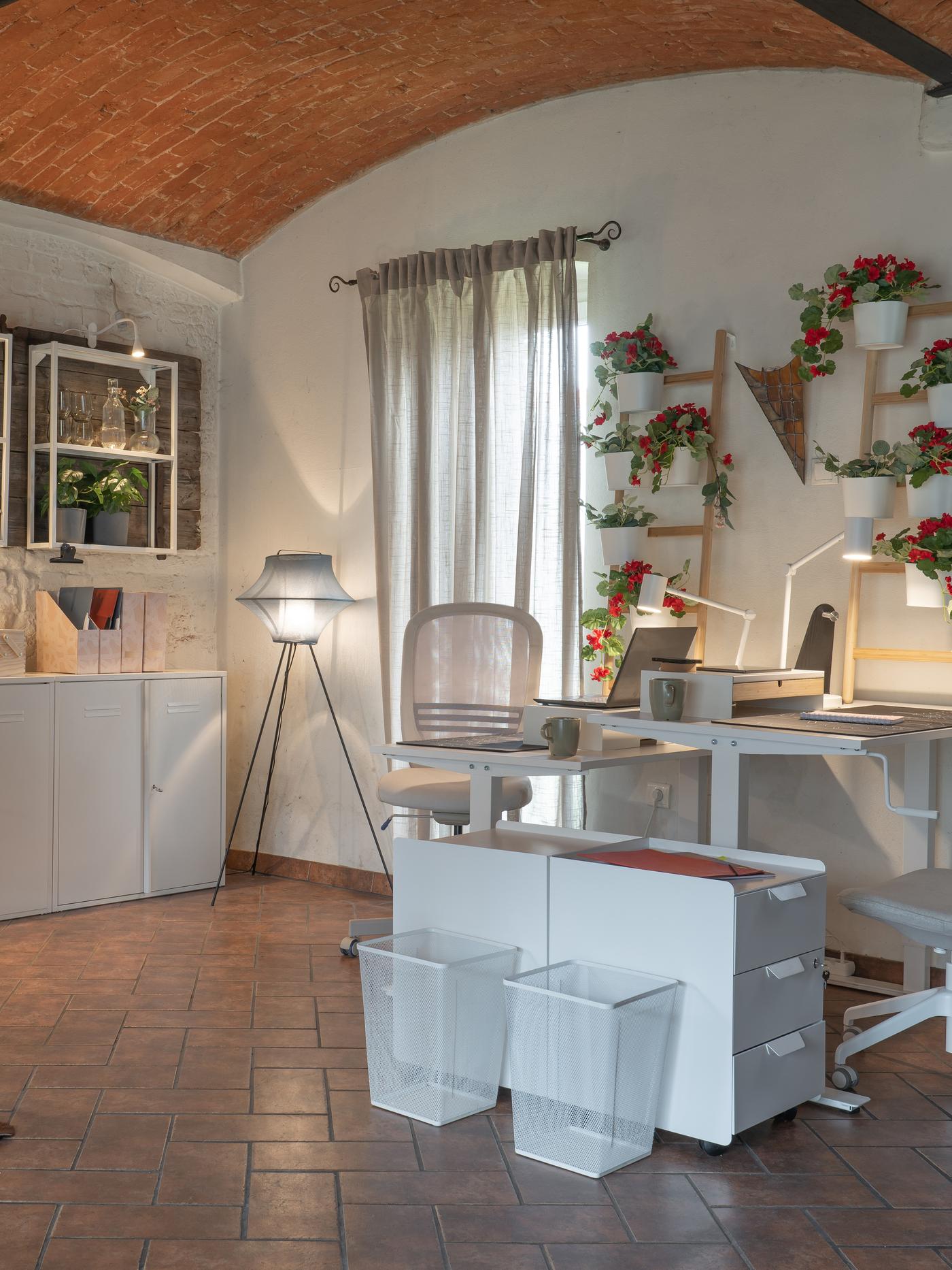 Wnętrze biurowe z białymi meblami biurowymi.