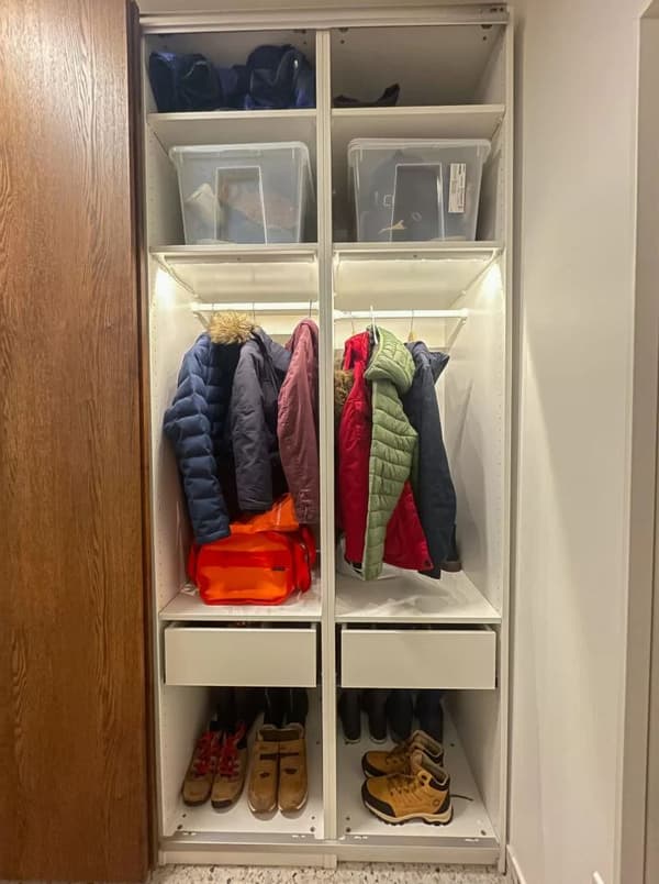 Wnętrze szafy PAX z drzwiami przesuwnymi.