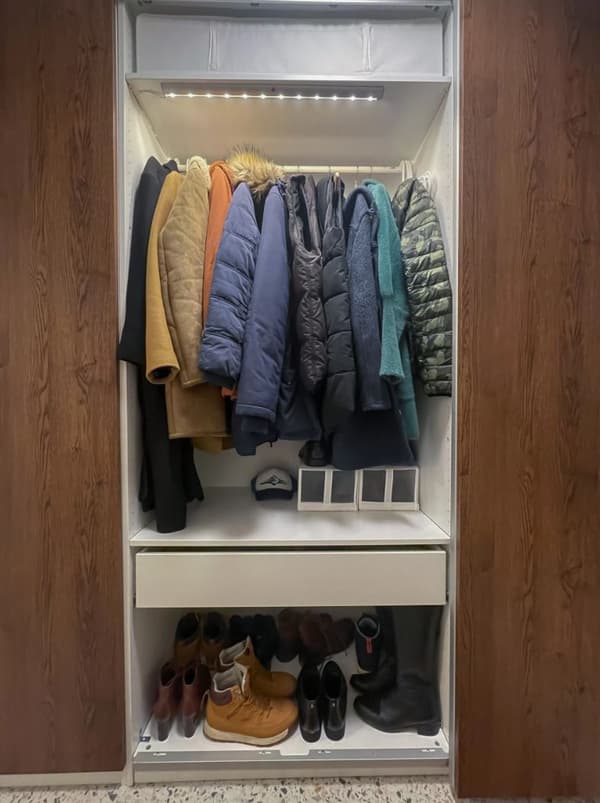 Wnętrze szafy PAX z drzwiami przesuwnymi.