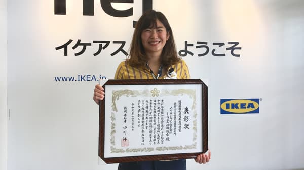 表彰状を抱え、嬉しそうな人。