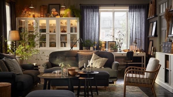 Wohnzimmer im Landhausstil mit rustikaler Kunst, Büchern, Sammlungen und zwei ESSEBODA Sofas und HAVSTA Kombinationen.