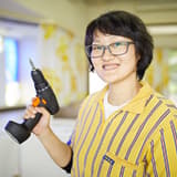 工具を使いこなすコワーカー。