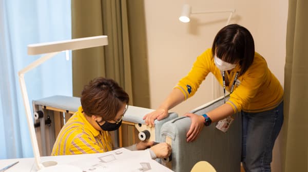 家具を組み立てるスタッフ