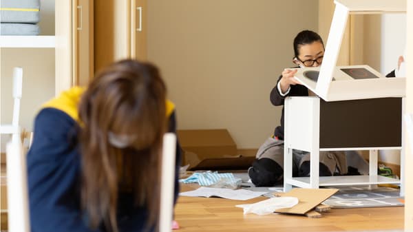 家具を組み立てるスタッフ