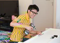 棚を組み立てている人