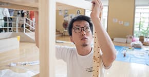 机を組み立てている人。