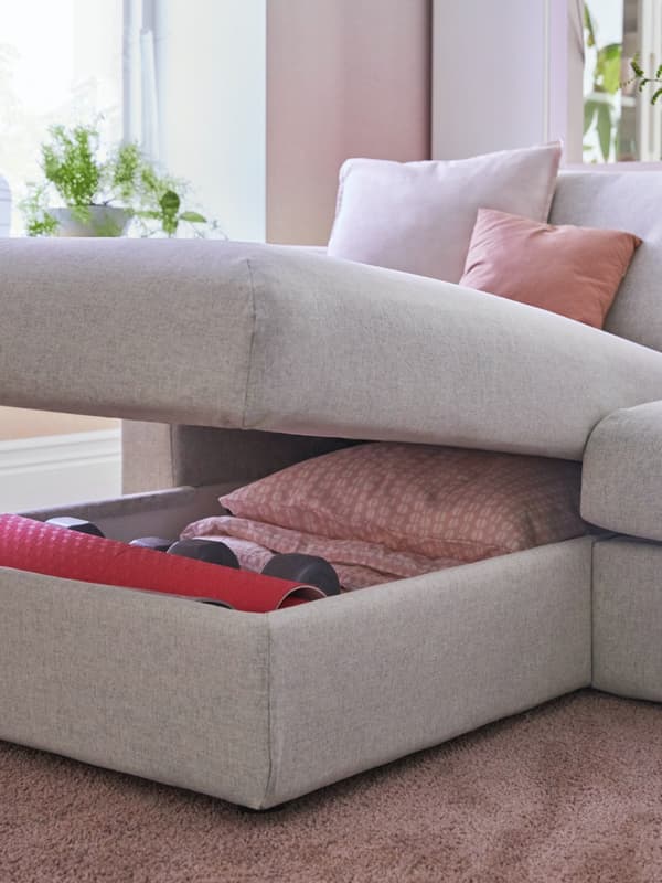 Woonkamer in roze en wit met beige VIMLE zitbank en chaise longues. Je ziet de eetzone op de achtergrond.