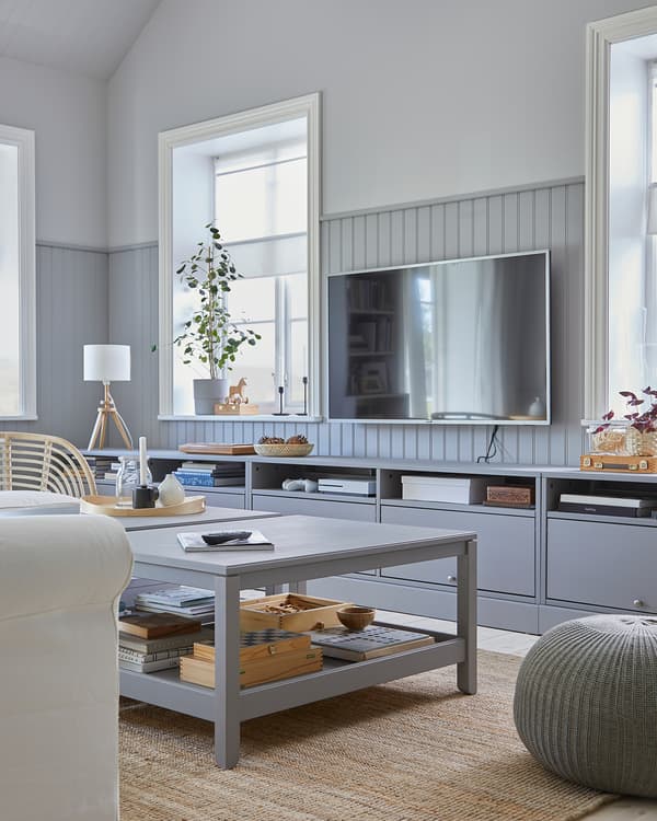 Woonkamer met een grijs HAVSTA TV-meubel met plint. Twee HAVSTA salontafels zorgen voor een matchende stijl.