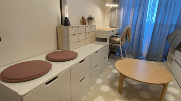 白を基調とした家具で統一された部屋。