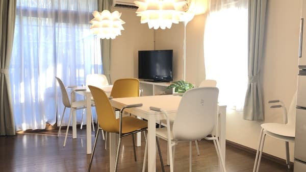 白を基調とした明るいダイニングスペース。