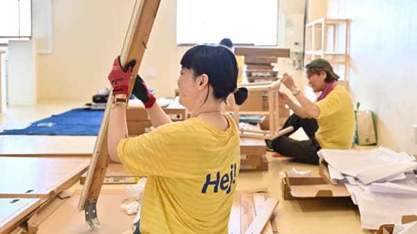 作業を行うコワーカー。