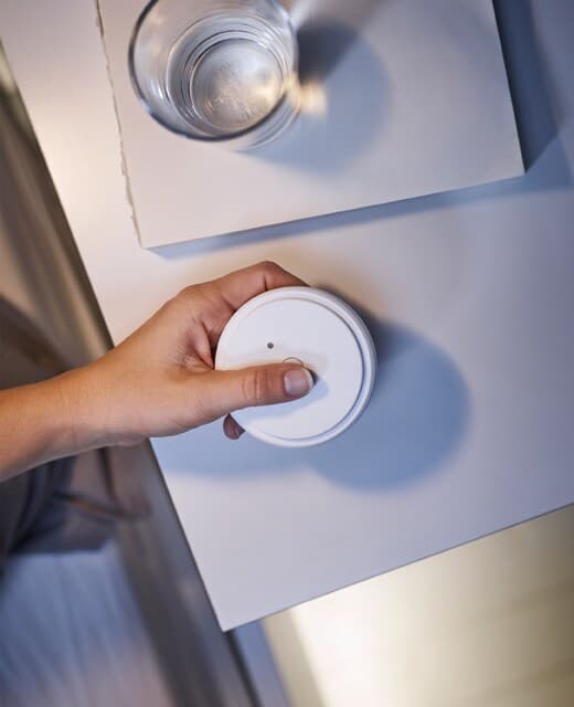 Wybierz rozwiązania, które ułatwią życie z dzieckiem. Przymocuj oświetlenie blatu LED IKEA OMLOPP pod ramą łóżka. Wystarczy nacisnąć przycisk na pilocie ANSLUTA, aby je włączyć.