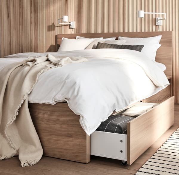 Wyspa kuchenna z krzesłami narowymi i stojcymi przy niej osobami.