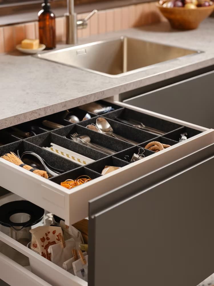 Wysunięta szuflada kuchenna z organizerami.