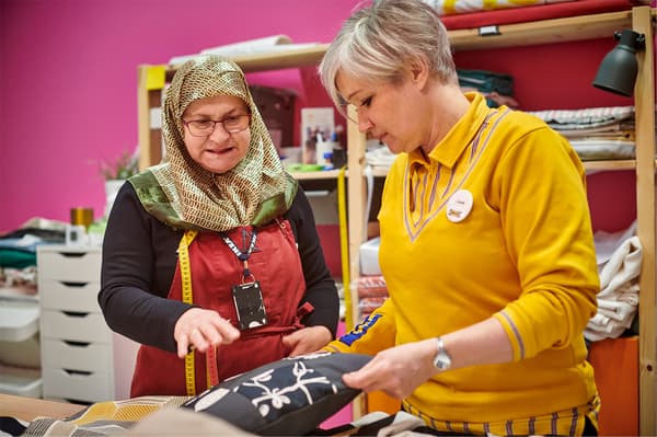 Yalla Trappan este o inițiativă socială care oferă servicii de cusut în magazinul IKEA din Malmö, Suedia. Neire Kerimovska și Karin Wingren discută despre o față de pernă.