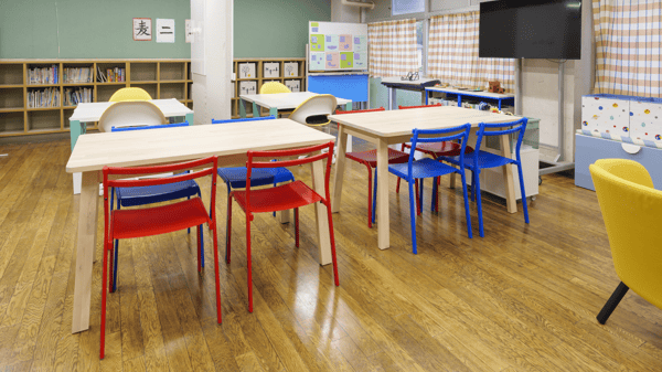 赤や青などポップな色合わせのテーブルと椅子