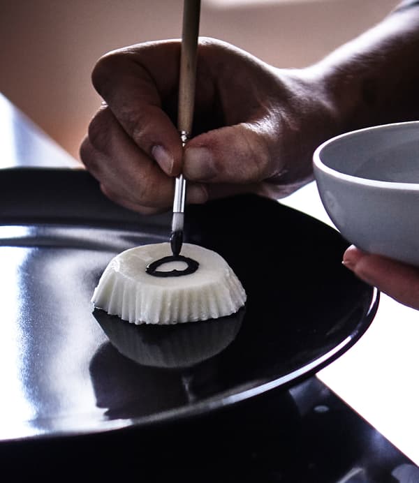 Yaourt congelé dans des caissettes en papier IKEA DRÖMMAR. Les portions sont démoulées et décorées avec de la peinture alimentaire.