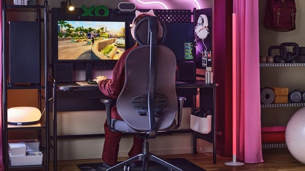 Яркая комната с игровым местом, включающим игровое кресло UTKLASSNING (в антрацитово-черной расцветке) и черный игровой стол FRÖSKELÅS.