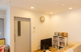 扉やソファー、収納がある部屋の中