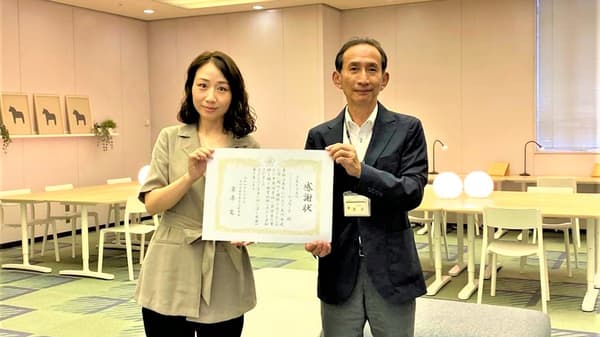 立川市教育委員長よりIKEA立川マーケットマネジャーが感謝状をもらう様子。