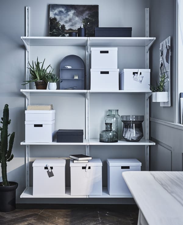 You can get your storage to blend in by adding touches of colours and patterns that match the rest of your deco. We used an open customisable shelving unit and added boxes with lids in the same tone for a uniform feel. Just write what’s inside on clips so you can easily find your stuff. Store receipts in a minimal glass vase (these three come as a set and stack together when they are not needed).