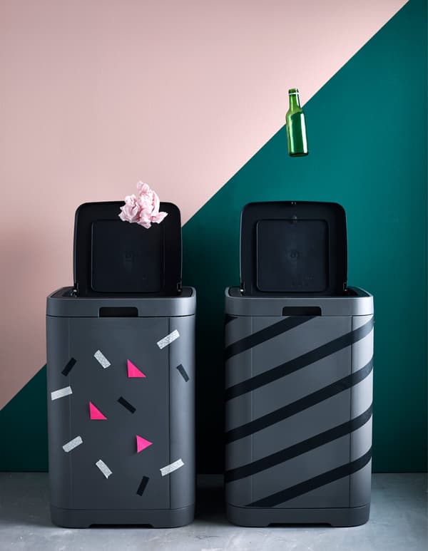 You open the GIGANTISK waste bin easily by pressing lightly the lid.