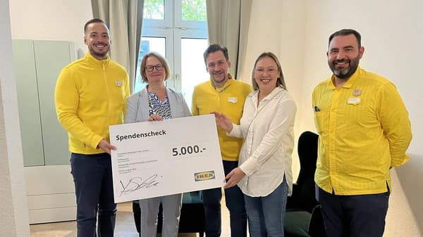 Younes Sakali (li.), David Kittel-Hellriegel (Mi.) und Enes Bostanci von Ikea Kamen überreichen Frauenhausleitung Merle Schümann-Basse (2. v. re.) und Birgit Buchholz, Geschäftsführerin der Awo Hagen-Märkischer Kreis den Spendenscheck.