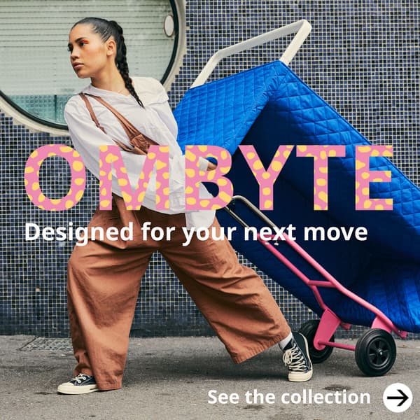 Young woman pulling a KNOPPARP blue sofa on a pink OMBYTE trolley.