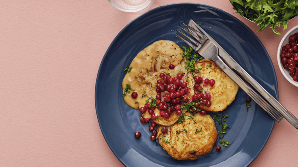 Your whole family will love these easy-peasy potato pancakes with a super tasty onion sauce and a dollop of lingonberry jam. Perfect for lazy weekend brunches!