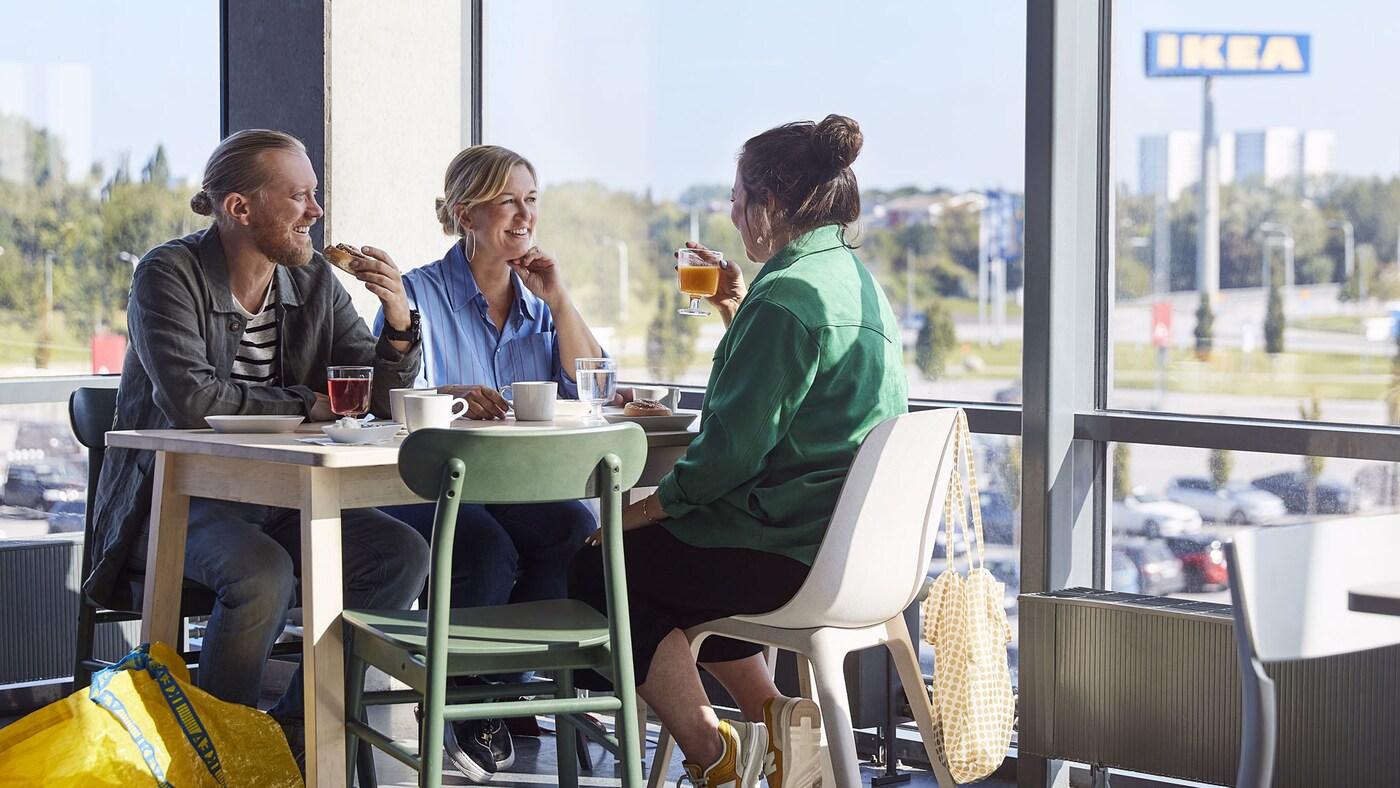 Ystävät aamiaisella IKEA-ravintolassa