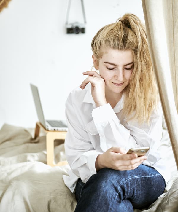 Yvet è seduta sul letto – IKEA