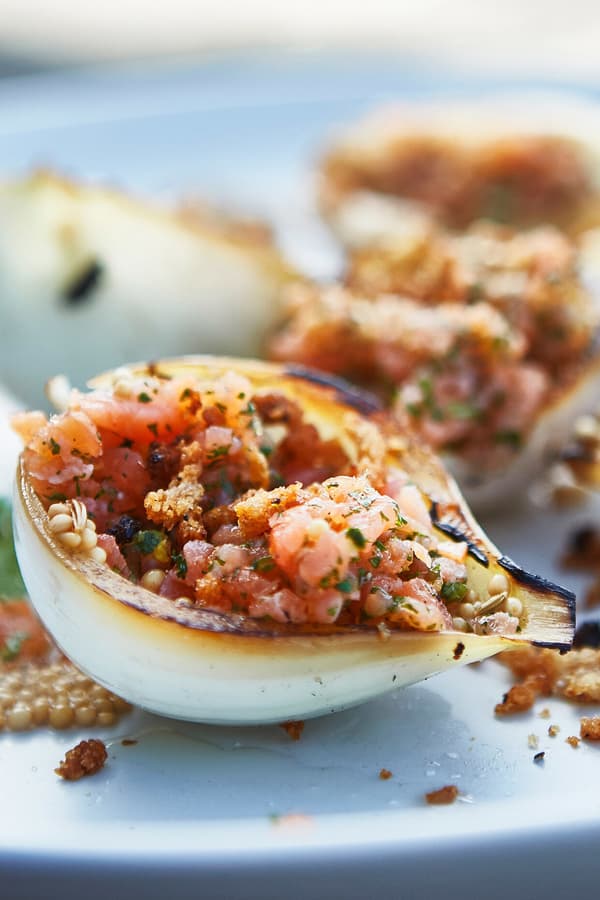 Za studena údený losos v opečenej cibuli.