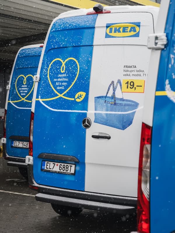 Zadní část elektrického auta s namalovanou taškou FRAKTA.