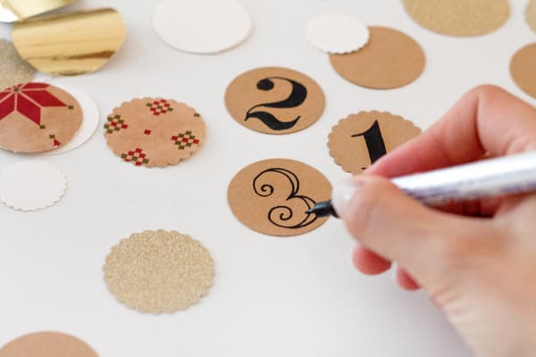 Zahlen auf Etiketten malen für Adventskalender mit SKÅDIS