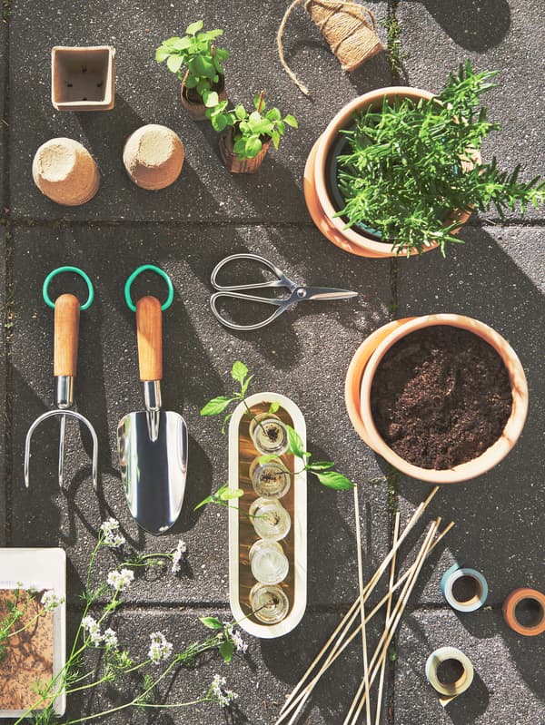 Zahradnické potřeby LÄRKAR, nůžky BRYTBÖNA, květináče MUSKOTBLOMMA a další potřeby pro pěstování.