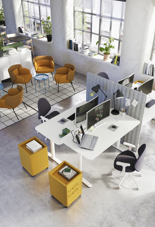 Zakelijke werkplek ingericht met meubels van IKEA