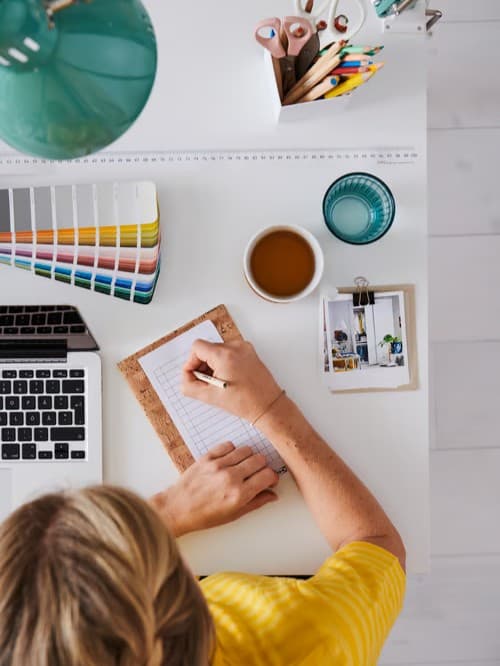 Zaļa KALLNA glāze mājas birojā
