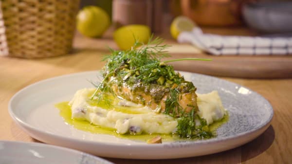 Zalm met pistachekorst op een puree van olijf-citroen