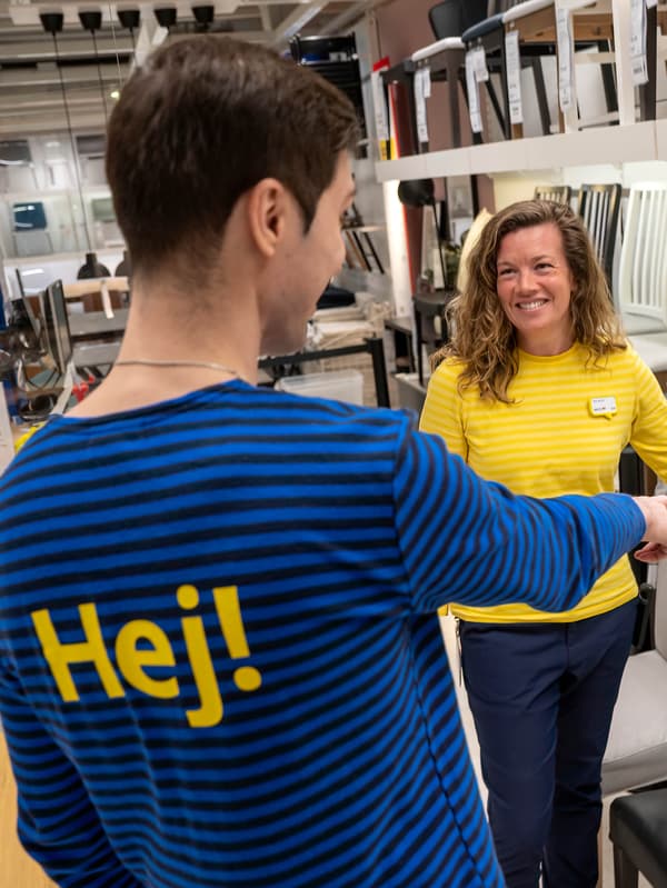 Zaměstnanci IKEA v nových uniformách.