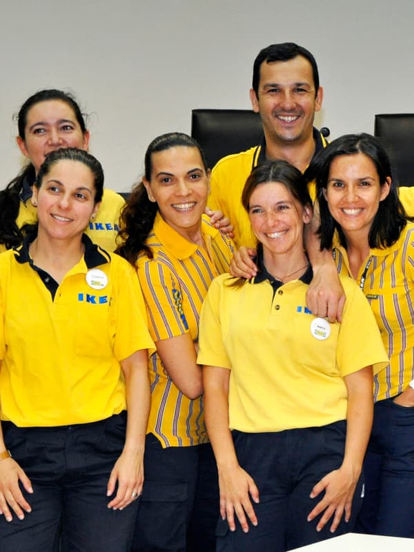 Zamestnanci IKEA v starých uniformách.