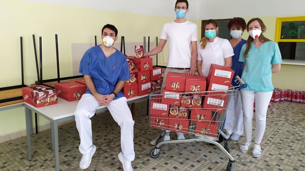 Zamestnanci nemocnice v Bratislave s darovanými výrobkami z IKEA.