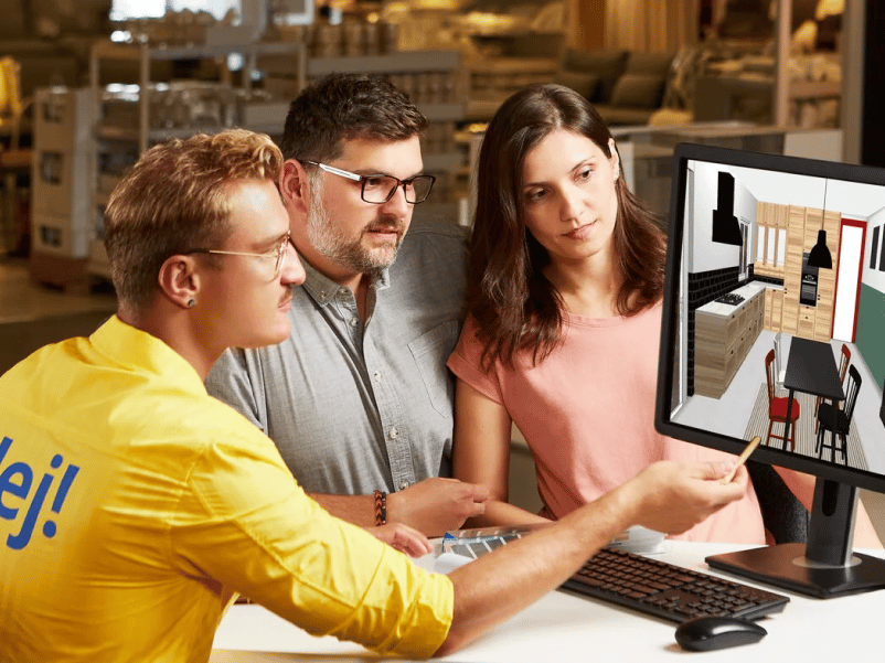 Zaměstnanec IKEA pomáhá zákazníkům s plánováním kuchyně