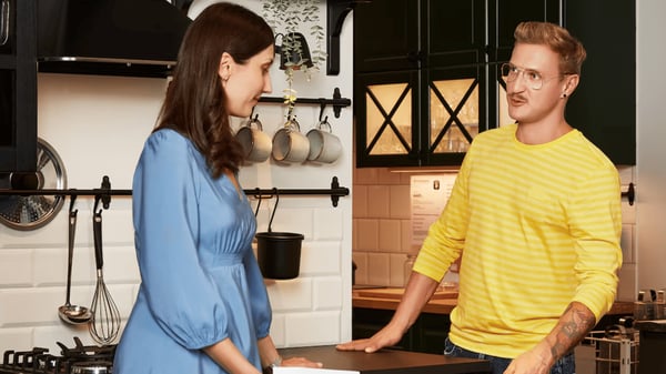 Zaměstnanec IKEA pomáhá zákazníkům s plánováním kuchyně