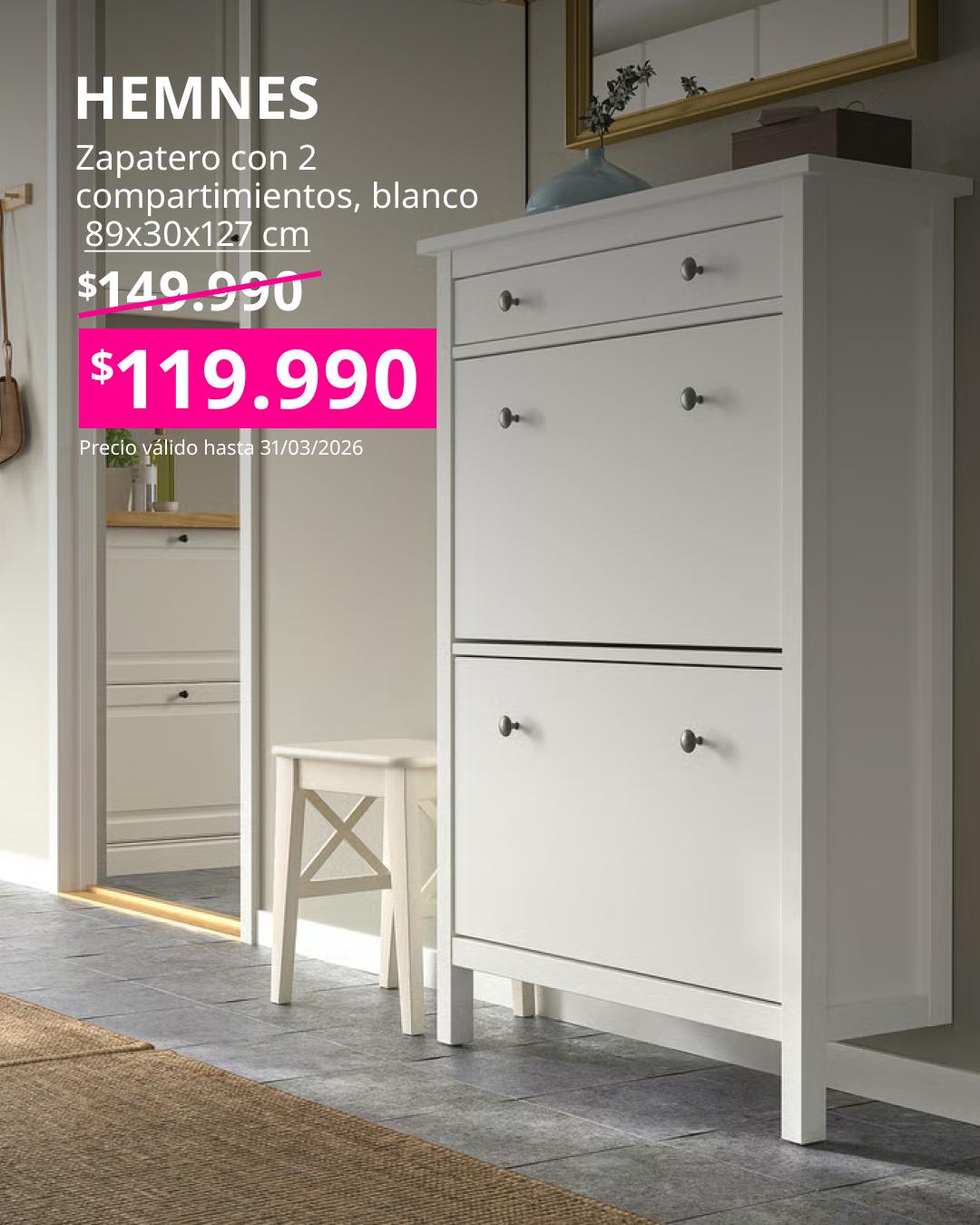 Zapatero HEMNES de Ikea en color blanco con dos compartimientos, mueble vertical de madera con tiradores redondos, ambientado en un recibidor con espejo, banco blanco y luz natural.